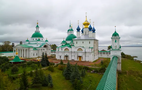 Картинка небо, река, стена, крест, двор, собор, кремль, колонны