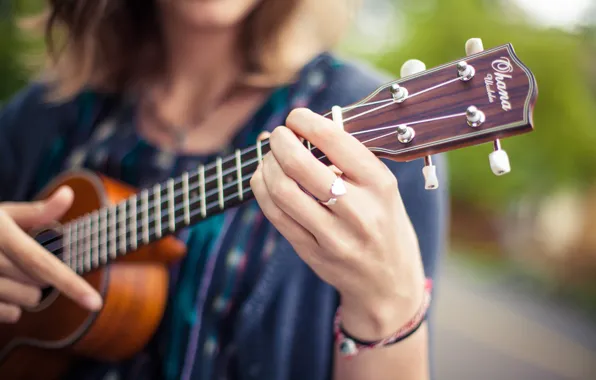 Картинка девушка, гитара, струны, кольцо, пальцы, гриф, музыкальный инструмент