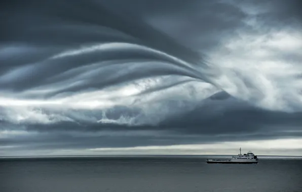 Картинка море, облака, буря, горизонт, паром, серые облака