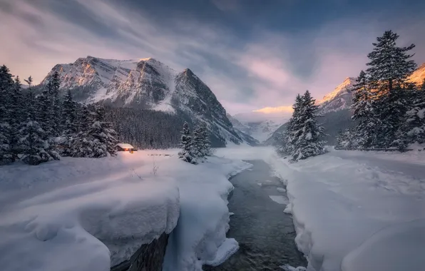 Картинка зима, лес, снег, горы, озеро, избушка, ели, Канада