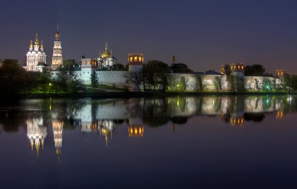 Картинка ночь, огни, отражение, река, стены, Москва, башни, Россия