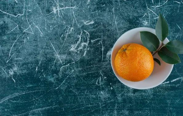 Листья, апельсин, миска, синий фон