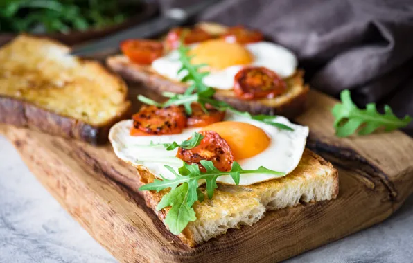 Картинка еда, завтрак, хлеб, яичница, помидоры, бутерброды, разделочная доска