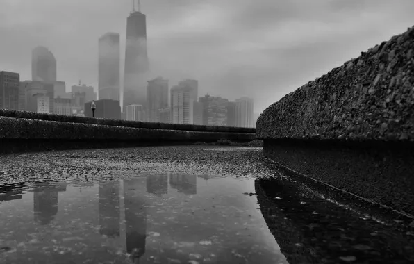 Картинка туман, небоскребы, вечер, лужа, черно-белое, чикаго, Chicago