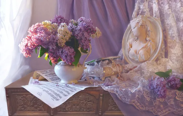 Ноты, ожерелье, шкатулка, скульптура, комод, сирень