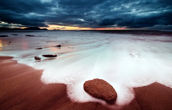 Картинка песок, море, пляж, небо, пена, закат, тучи, камень