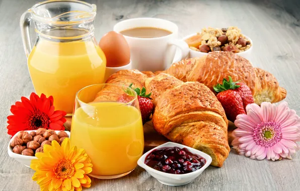 Цветы, кофе, клубника, сок, выпечка, варенье, круассаны