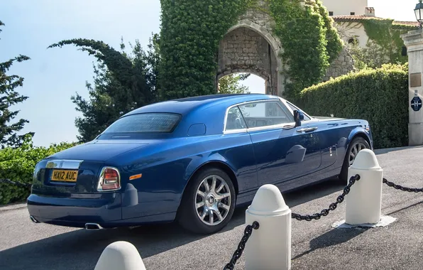 Картинка синий, фон, купе, Rolls-Royce, Phantom, вид сзади, Coupe, Фантом