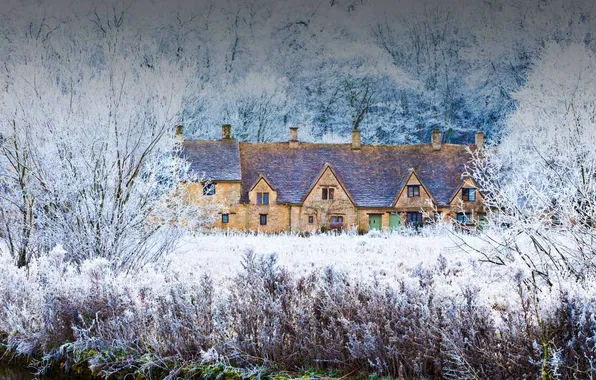Картинка зима, иней, снег, деревья, дом, Англия, Глостершир, деревня Бибери