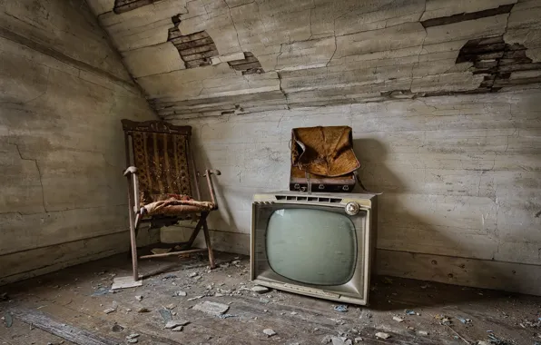 Картинка телевизор, стул, чердак