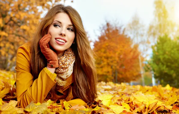 Картинка осень, лес, взгляд, девушка, улыбка, листва, шарф, перчатки
