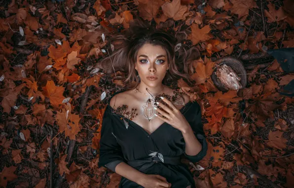 Осень, девушка, ветки, ягоды, поляна, листва, руки, макияж