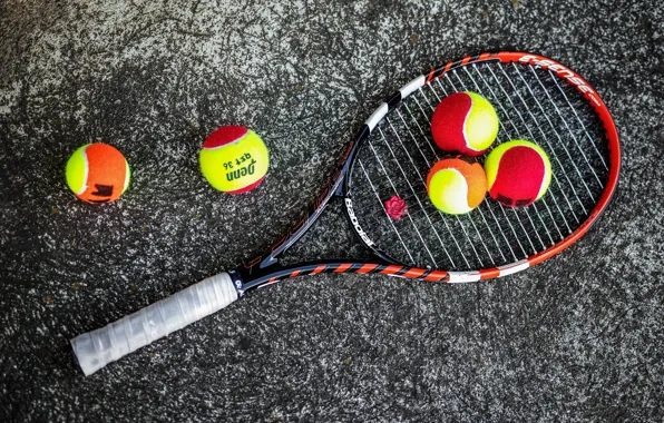 Фон, мячи, ракетка, теннис