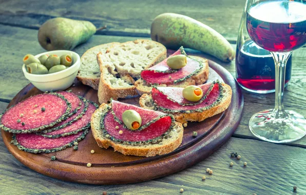 Вино, доска, груши, оливки, колбаса, бутерброды