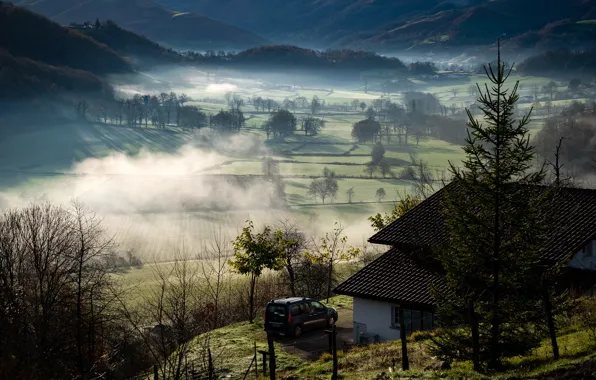 Картинка машина, солнце, деревья, горы, туман, дом, Франция, поля