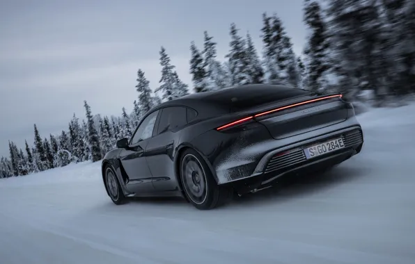 Картинка дорога, лес, снег, чёрный, Porsche, 2020, Taycan, Taycan 4S