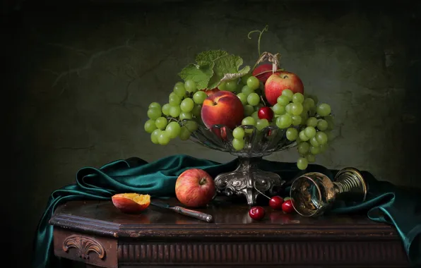 Яблоки, бокал, виноград, персики, черешня