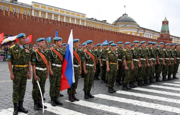 Картинка флаг, солдаты, Россия, Красная площадь, гордость, ВДВ, десантники, голубые береты