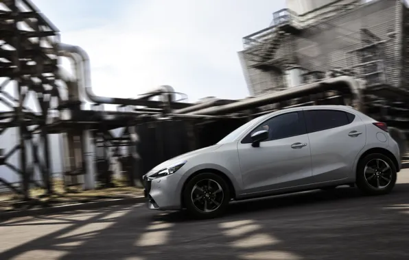 Картинка Белый, Mazda, Hybrid, Гибрид, Сбоку, Mazda 2, 2023, Городской автомобиль