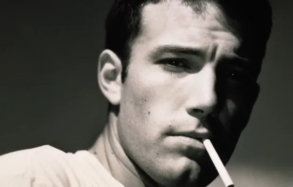 Картинка взгляд, лицо, чёрно-белое, сигарета, актёр, Бен Аффлек, мужчена