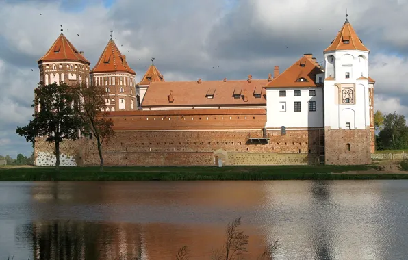 Картинка небо, облака, река, башня, Беларусь, Мирский замок