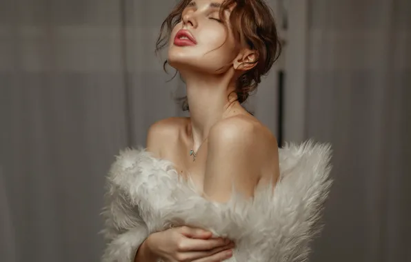 Картинка девушка, мех, шатенка, плечи, Иван Ковалёв
