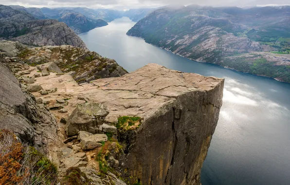 Облака, горы, река, обрыв, скалы