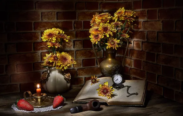 Картинка цветы, ягоды, темный фон, свеча, букет, желтые, клубника, книга