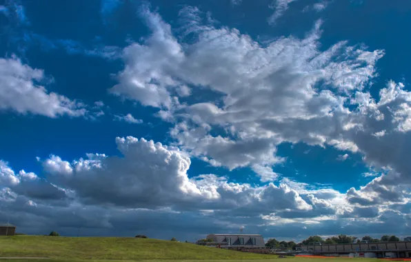 Облака, зеленая трава, постройки, лужайка, clouds, blue sky, buildings, голубое небо