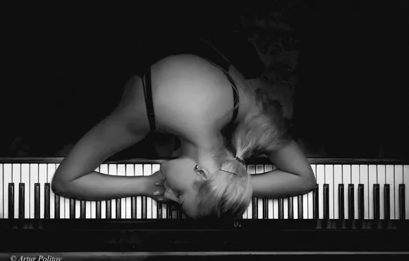 Картинка девушка, фото, клавиши, блондинка, черно-белое, пианино, уснула