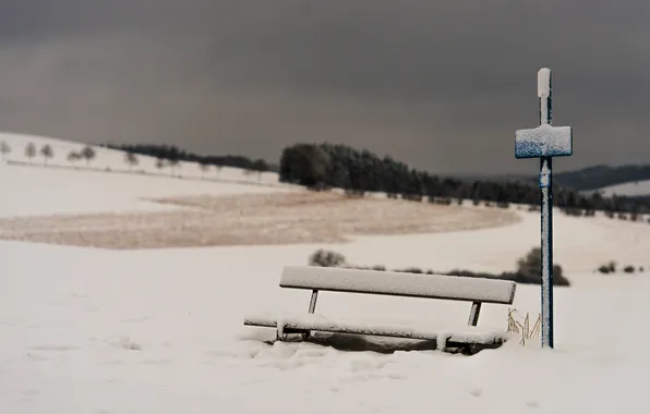 Картинка зима, снег, скамейка, холодная, серые облака
