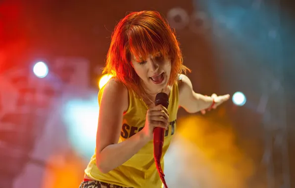 Картинка девушка, огни, концерт, микрофон, певица, рыжая, paramore, williams