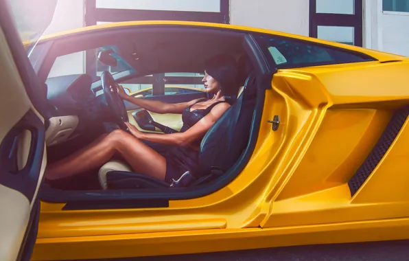 Картинка Lamborghini, Girl, Legs, Black, Beauty, Yellow, Side, View