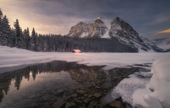 Картинка зима, лес, снег, горы, озеро, избушка, Канада, Альберта