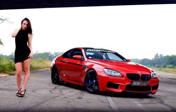 Взгляд, BMW, Эротика, красный авто, красивая брюнетка, позирует над машиной
