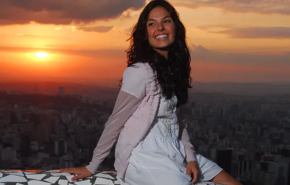 Девушка, закат, ночь, город, сидит, улыбается, Isis Valverde