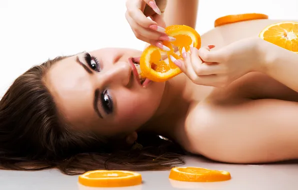 Картинка девушка, апельсин, лежит, красивая, кусает
