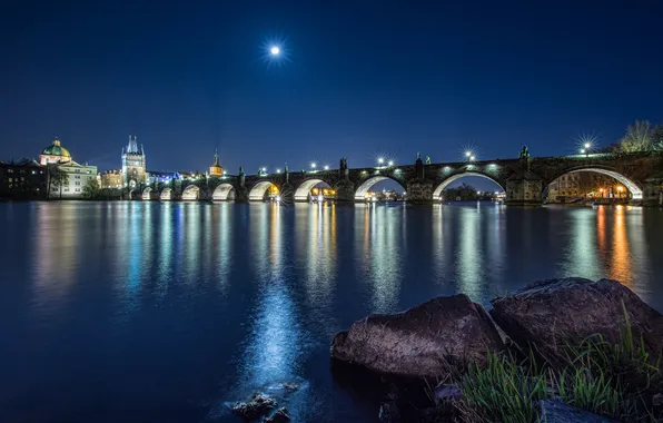 Картинка ночь, огни, отражение, луна, Прага, Карлов мост