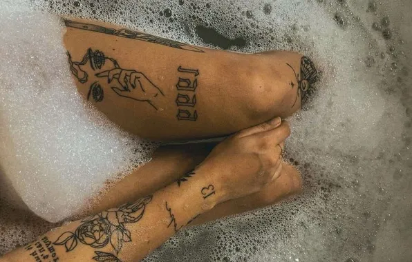 Пена, вода, девушка, ванна, колечко, стройные ножки, татуировки на ногах