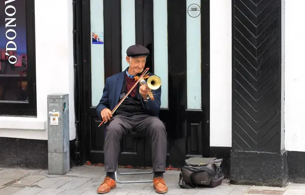 Улица, скрипка, человек