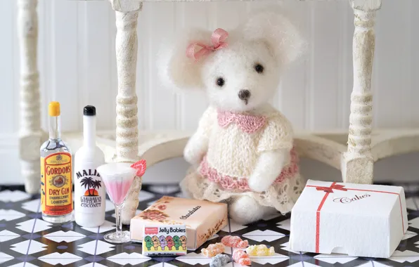 Вино, игрушка, мышка, конфеты, торт, коробки