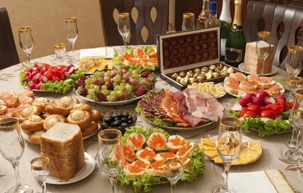 Картинка клубника, хлеб, конфеты, виноград, мясо, фрукты, шампанское, застолье