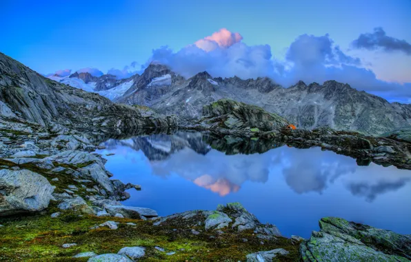 Облака, горы, озеро