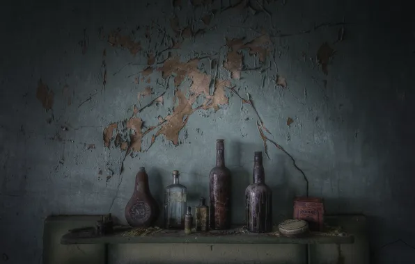 Картинка фон, стена, бутылки