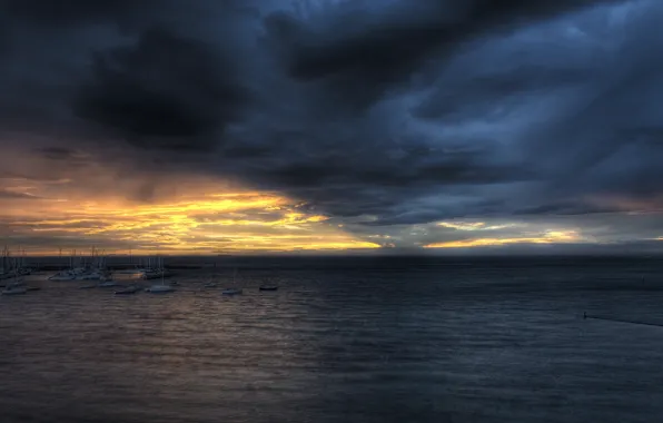 Картинка море, облака, мрак, лодки
