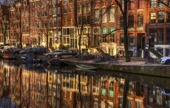 Картинка деревья, ветки, отражение, мотоциклы, здания, лодки, зеркало, Амстердам