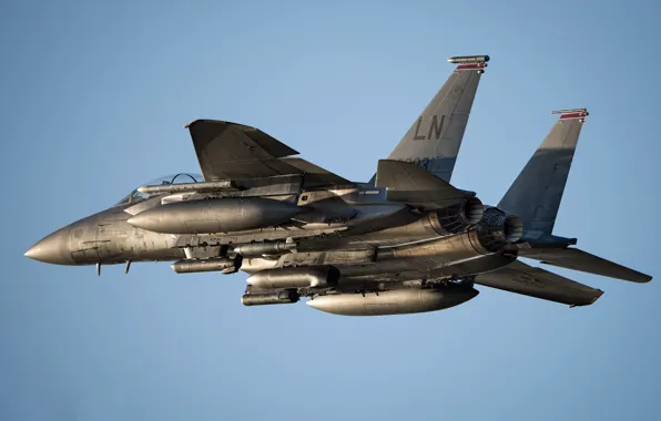Картинка небо, летит, синее небо, F-15E, боевой самолёт