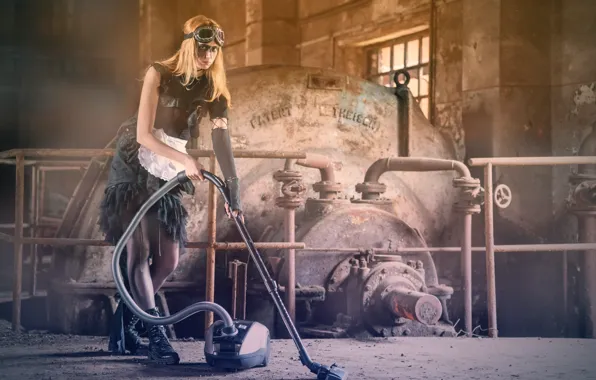 Картинка девушка, ботинки, очки, пылесос