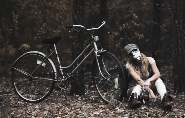 Девушка, велосипед, противогаз
