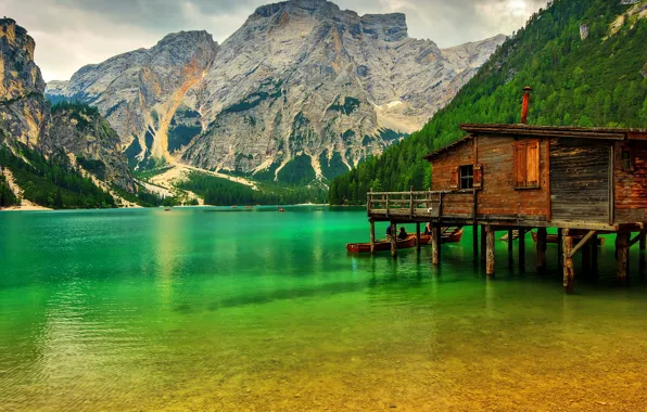 Картинка зелень, деревья, горы, озеро, скалы, лодки, причал, Италия